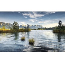 Sjölandskap med berg i bakgrunden