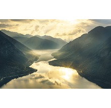 Landskap med berg, sjö och solljus