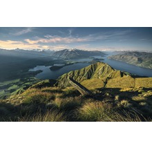 Vidsträckt landskap med berg och sjöar