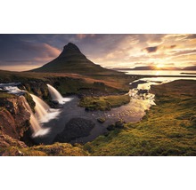 Landskap med berg, vattenfall och solnedgång