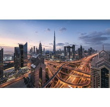 Skyline av Dubai med skyskrapor och vägar