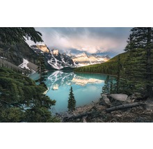Moraine Lake med snötäckta berg och reflektion i vattnet