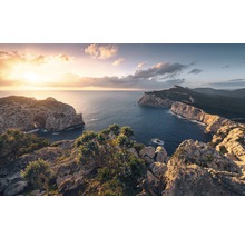 Kustlandskap med klippor, hav och solnedgång