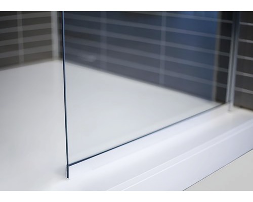 Golvprofil ARROW till duschvägg Arrow Wall aluminium 1200 mm kapbar 7399580 Detaljvy av en duschkabin med glasvägg och duschkar.