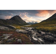 Berglandskap med bäck och kvällshimmel