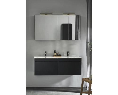 Modernt badrum med tvättställsskåp, dubbla handfat och spegelskåp med belysning