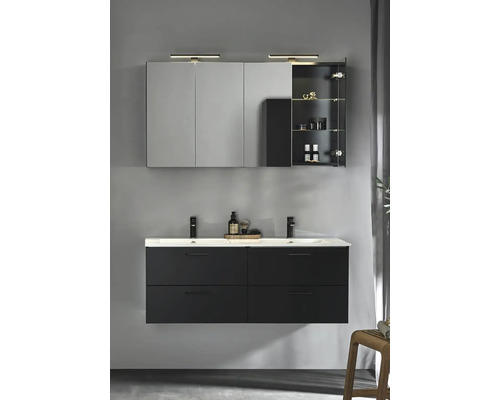 Modernt badrum med dubbla handfat, underskåp med lådor och spegelskåp med belysning