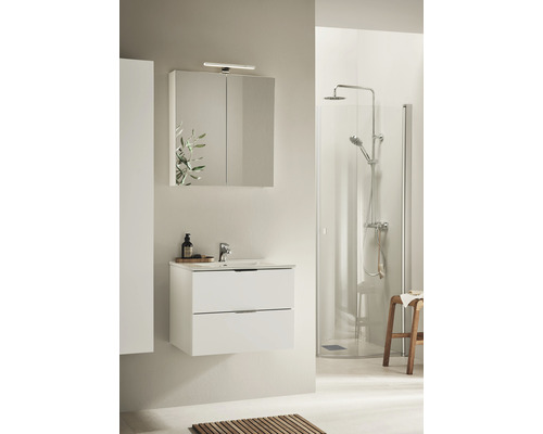 Modernt badrum med tvättställsskåp, spegelskåp och dusch