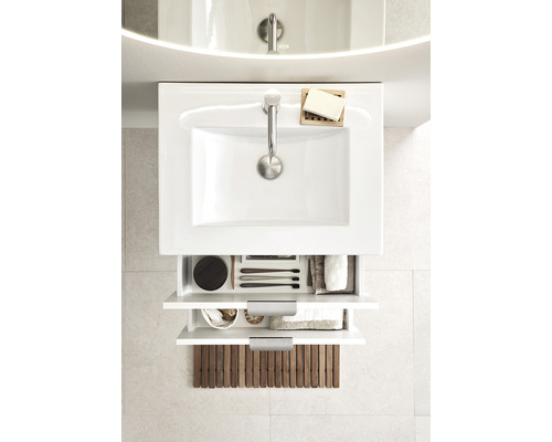 Badrumskommod med öppna lådor och badrumsartiklar uppifrån