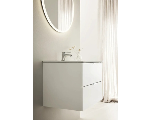 Badrum med tvättställsskåp, handfat, blandare och spegel