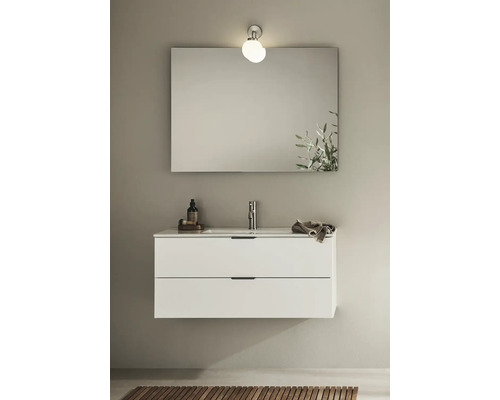 Badrumsscen med underskåp för tvättställ, handfat, spegel och lampa