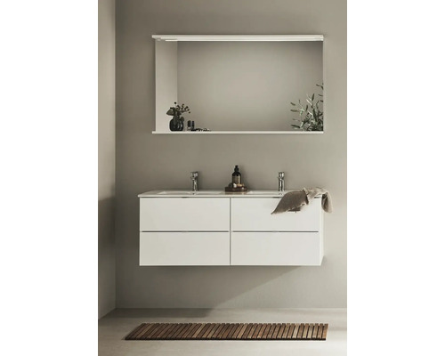 Badrum med dubbla handfat, spegelskåp och trämatta