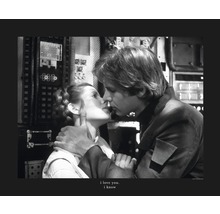 Svartvit bild av Prinsessan Leia och Han Solo som kysser varandra.