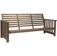 Trädgårdsbänk av trä med armstöd