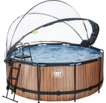 Rund ovanjordisk pool med träutseende och tak plus en stege.