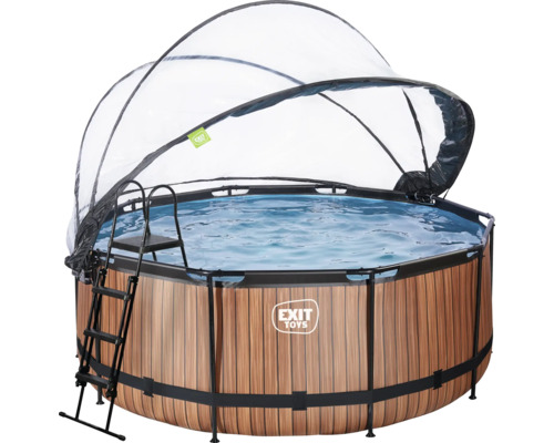 Rund ovanjordisk pool med träutseende och tak plus en stege.