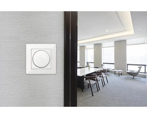 Fyrkantig strömbrytare på en vägg i ett modernt kontor