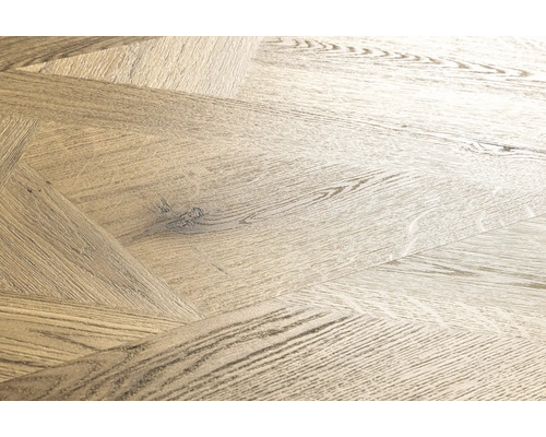 Parkettgolv i fiskbensmönster av trä