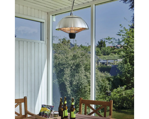 Hängande uteplatsvärmare ovanför ett träbord utomhus