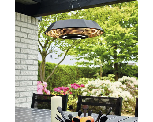 Hängande terrassvärmare ovanför ett trädgårdsbord utomhus.