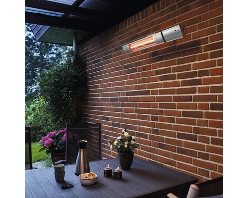 Terrass med väggmonterad värmare, bord och dekoration