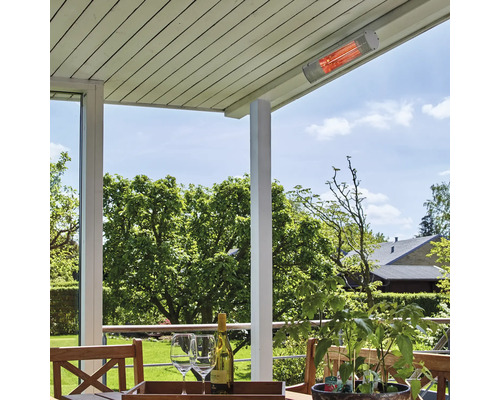 Terrass med takvärmare, bord med vinflaska och glas