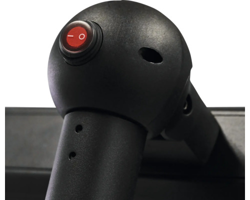 Detaljbild av en enhet med en röd på- och avstängningsknapp.