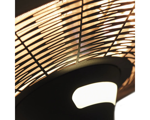 Närbild av en taklampa med dekorativ lampskärm