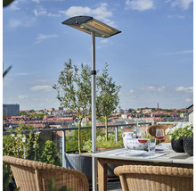Uteplats med terrassvärmare, bord och stolar utomhus