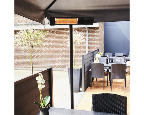 Terrass med värmare under ett parasoll och trädgårdsmöbler