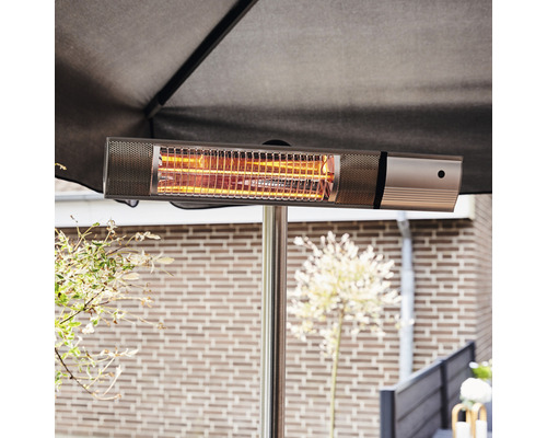 Infraröd värmare för utomhusbruk monterad under ett parasoll.