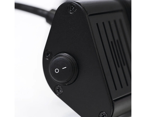 Närbild av en svart enhet med en rund strömbrytare