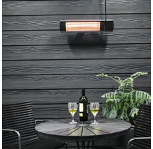 Uteplats med terrassvärmare, bord, stolar, vin och glas