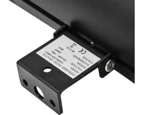 Detaljvy av en svart uteplatsvärmare med information om modell, effekt, spänning, färg och vattentäthet.