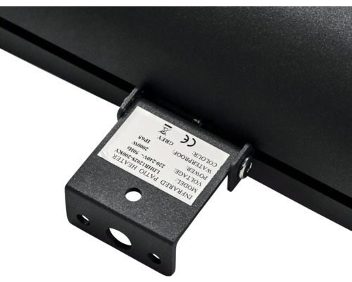 Detaljvy av en infraröd terrassvärmare med teknisk information som modell, spänning, effekt, färg och vattentäthet.