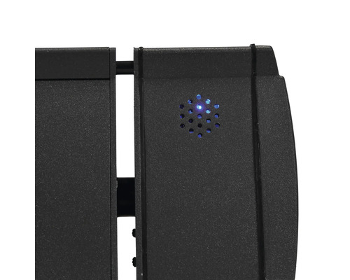 Detaljvy av en svart terrassvärmare med blå driftsindikator.