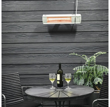 Terrass med infraröd värmare, bord, stolar, vin och växt.