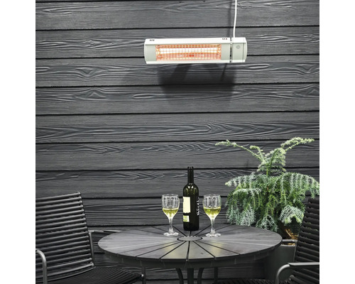 Terrass med infraröd värmare, bord, stolar, vin och växt.