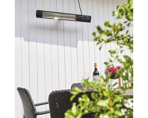 Uteplats med takmonterad värmare, bord och stolar