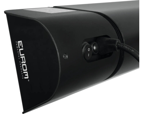 Detaljvy av en värmare med strömbrytare och strömkabel