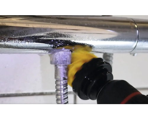 Rengöring av en armatur med en rengöringsanordning.