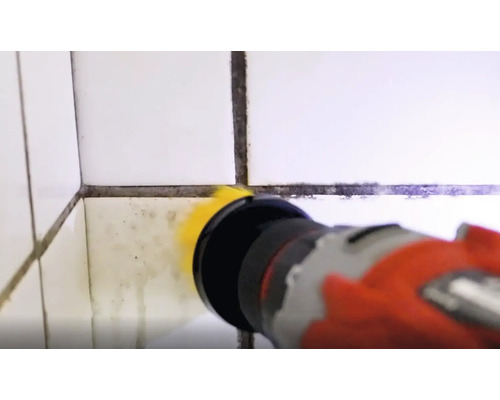 Rengöring av kakelfogar med en rengöringsborste