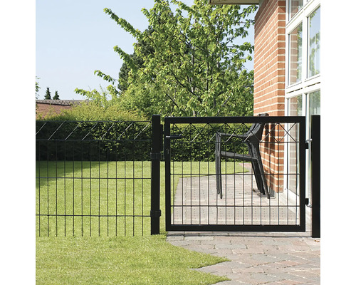 Dubbelstavsmatstängsel med trädgårdsgrind framför en gräsmatta