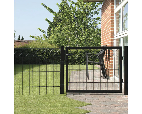 Trädgårdsstaket med trädgårdsgrind på en gräsmatta