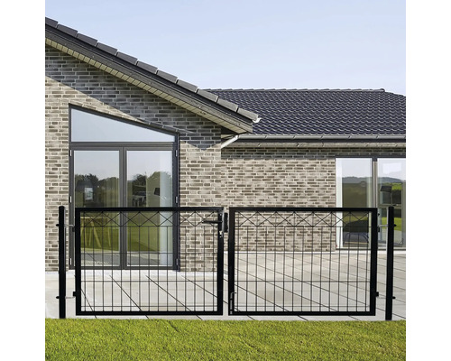 Dubbelgrind av metall framför ett hus