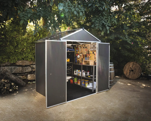 Trädgårdsskjul med hyllor och verktyg i trädgården