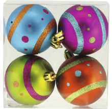 Fyra dekorativa julgranskulor med ränder och prickar