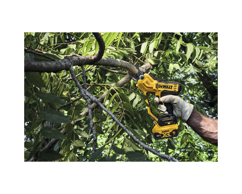 Batteridriven grensax som beskär en gren