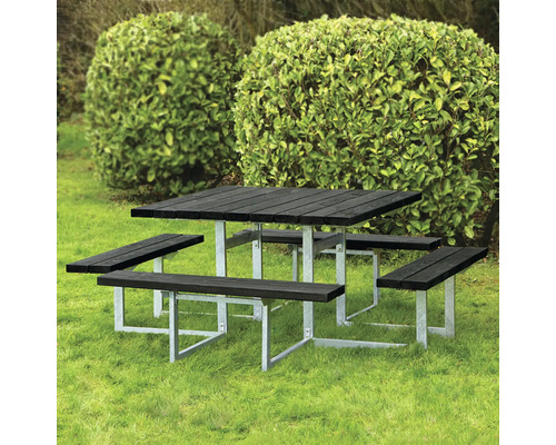 Picknickbord med bordsskiva och bänkar av trä och stålram i trädgården