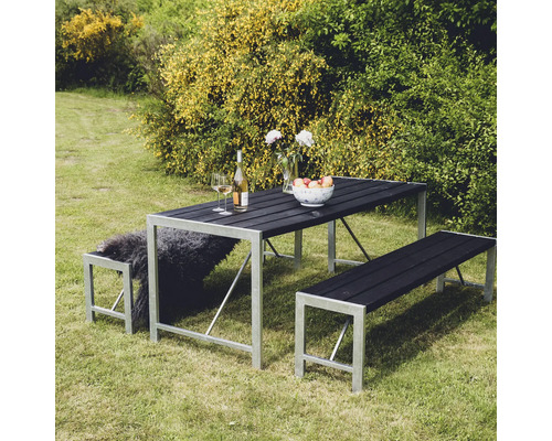 Uteplats med bord och bänkar på en gräsmatta